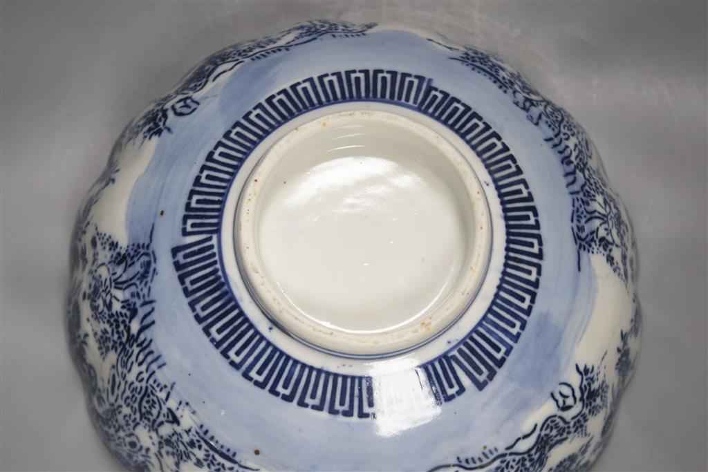 A Japanese porcelain fruit bowl, c.1900, diameter 25cm